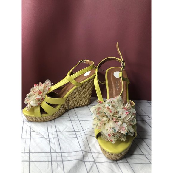 NWT Forever yellow flower wedges 7 - Picture 1 of 9